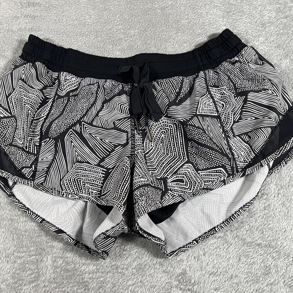 Lululemon Hotty Hot Short Womens 6 Black White Geometric Print Running Athletic - Picture 1 of 8